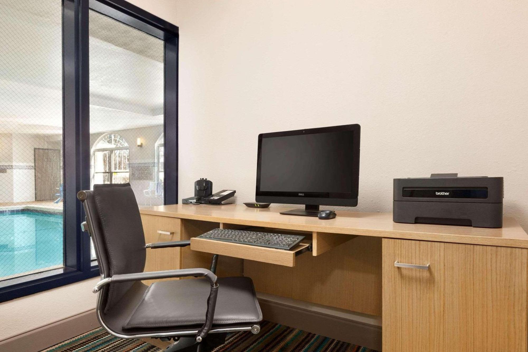 Country Inn & Suites By Radisson, Dalton, Ga Bagian luar foto
